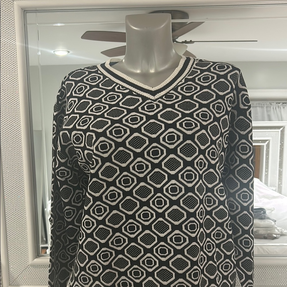 Chic Geometric Black and White Sweater